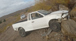 CHOCÓ CONTRA UNA ROCA, SE DIO A LA FUGA Y LO DETIENEN CON DROGA