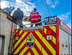 PERITO MORENO: BOMBEROS Y POLICÍA RESCATARON A UN HOMBRE DESCOMPENSADO EN EL TECHO DE SU CASA