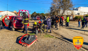 CALETA OLIVIA: BOMBEROS RESCATARON A UNA MUJER TRAS UN CHOQUE