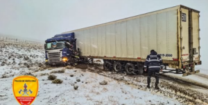 PIEDRA BUENA: BOMBEROS ASISTIERON A CONDUCTOR DE CAMIÓN TRAS DESPITE EN LA RUTA N°3