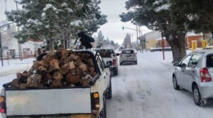 PERITO MORENO: PROVINCIA Y MUNICIPIO REALIZAN OPERATIVO PARA ASISTIR A FAMILIAS  AFECTADAS POR LA NIEVE Y FRÍO