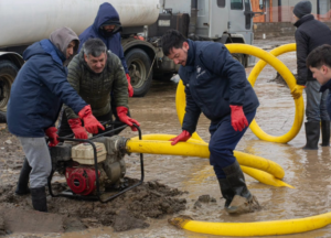 EL GOBIERNO DE SANTA CRUZ SOSTIENE UN OPERATIVO PARA ASISTIR A LAS FAMILIAS AFECTADAS POR EL CLIMA