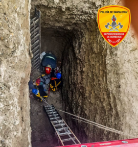 PICO TRUNCADO: TRABAJADOR CAE EN UN POZO DE 6 METROS Y FUE RESCATADO POR BOMBEROS