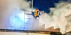 PUERTO SANTA CRUZ: BOMBEROS EXTINGUIERON INCENDIO DE LOCAL Y VIVIENDA