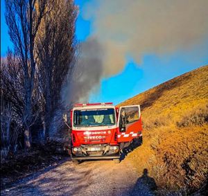 PERITO MORENO: BOMBEROS SOFOCARON PRINCIPIO DE INCENDIO EN CERCO VIVO