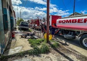 BOMBEROS EXTINGUIERON FUEGO EN UN TALLER