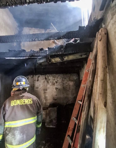 LAS HERAS: BOMBEROS SOFOCARON INCENDIO DE VIVIENDA
