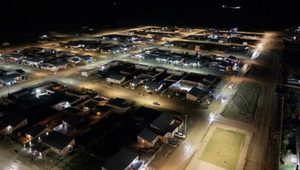 LAS HERAS: GOBIERNO Y SPSE  COLOCARON LAS NUEVAS LUMINARIAS LED